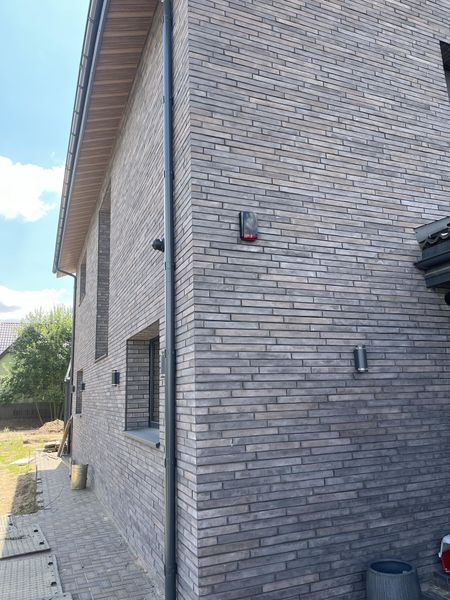 Фасадна плитка Loft Brick Луна, ручне формування, світло-сірий тон з ефектом натуральної цегли 2256 фото
